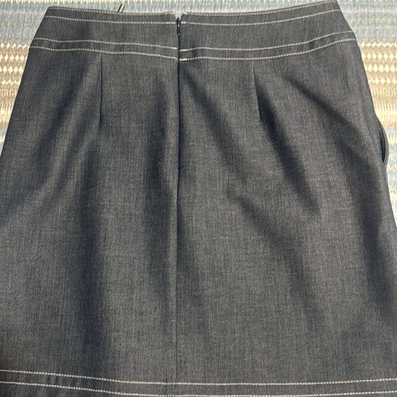 NWT Ann Taylor denim skirt. Size 8P zips in back has pockets, great for summer! - Picture 3 of 8